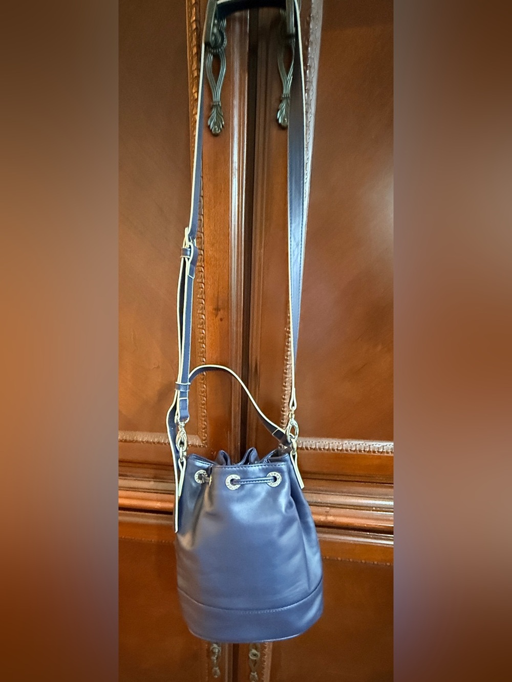 Vera Bradley NWOT Vegan leather Navy
Bucket/crossbody bag w/ 
Silver Hardware - Picture 7 of 13